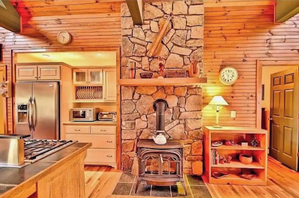 Gas fireplace is very cosy!