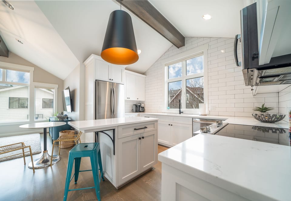 Fully equipped kitchen with island for food prep/work space.