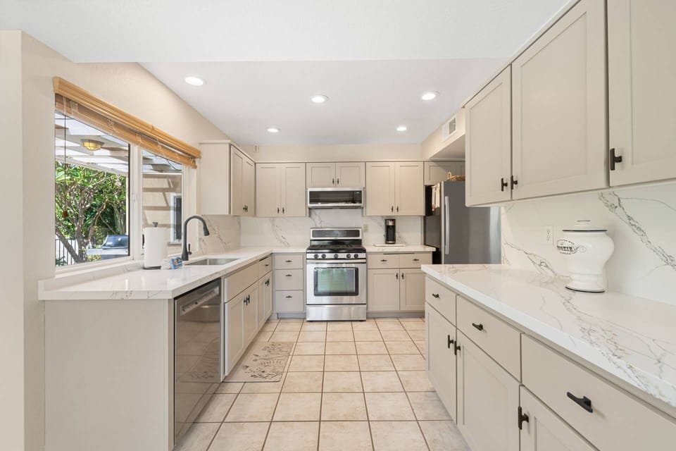 Modern monochrome kitchen perfect for coffee mornings and home-cooked meals.