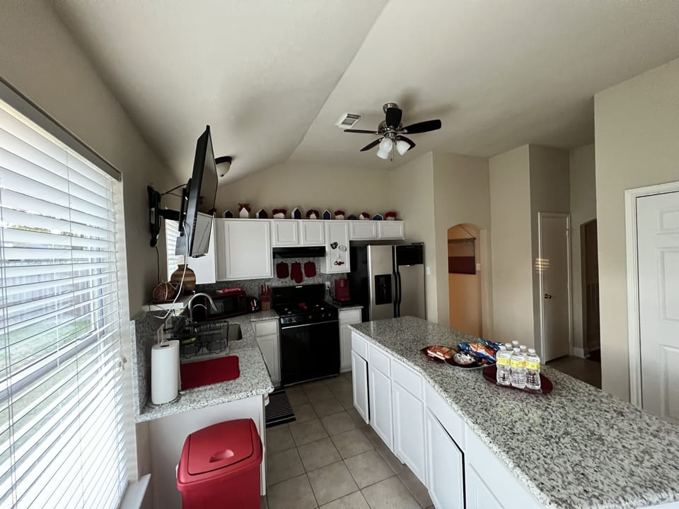 Equipped Kitchen, TV with Roku and antennae service. 