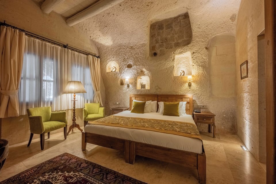 Jupiter - Fully Cave & Jacuzzi | Premium bedding, Select Comfort beds, minibar, in-room safe