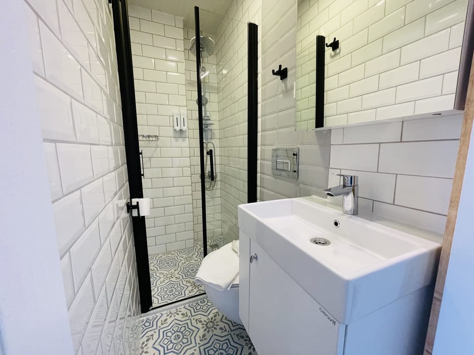 Economy Double Room | Bathroom | Shower, rainfall showerhead, free toiletries, hair dryer