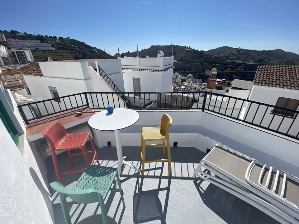 Sunshine from dawn to dusk on the terrace