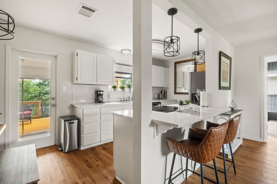 Bright and elegant kitchen with timeless white cabinets, blending style and functionality for the perfect culinary space. ✨🍽️