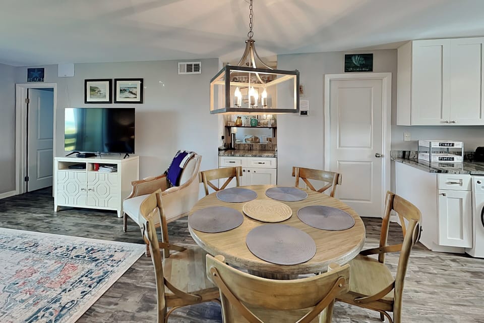 Dining Area w. Dry Bar