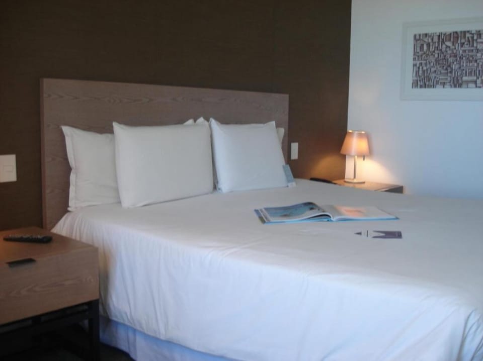 Standard Room, 1 Queen Bed | Premium bedding, down comforters, minibar, in-room safe