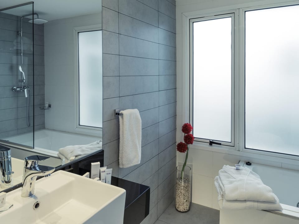 Premium bedding, down comforters, minibar, in-room safe