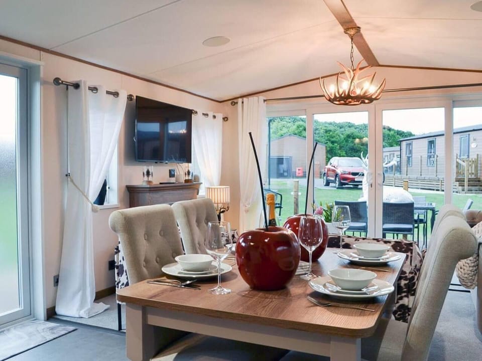 Cabin | Private kitchen | Fridge, microwave, oven, stovetop