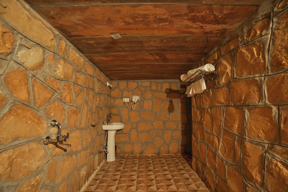 Shower, eco-friendly toiletries, towels