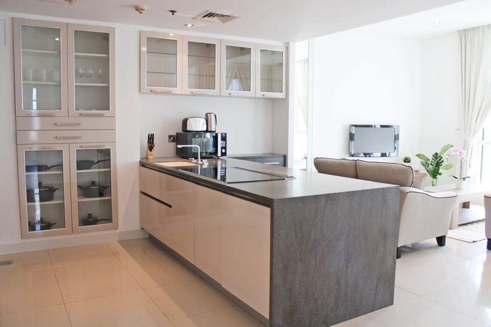 Full-size fridge, microwave, stovetop, dishwasher