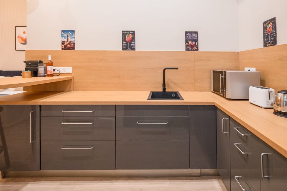City Apartment | Private kitchen | Fridge, microwave, oven, stovetop