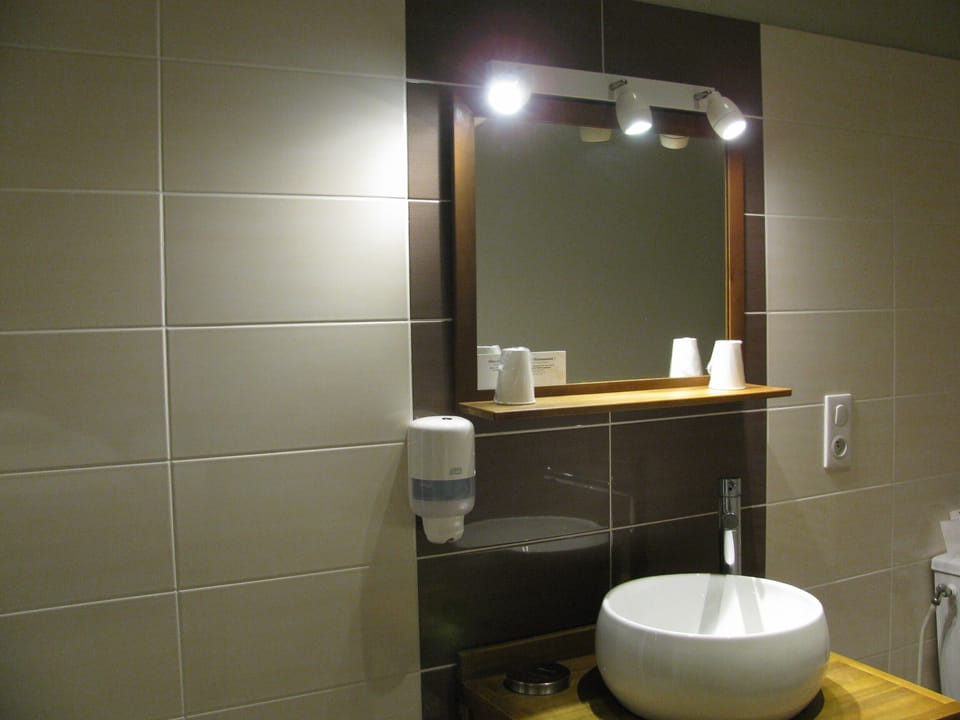 Comfort Twin Room | Bathroom | Shower, hair dryer, towels