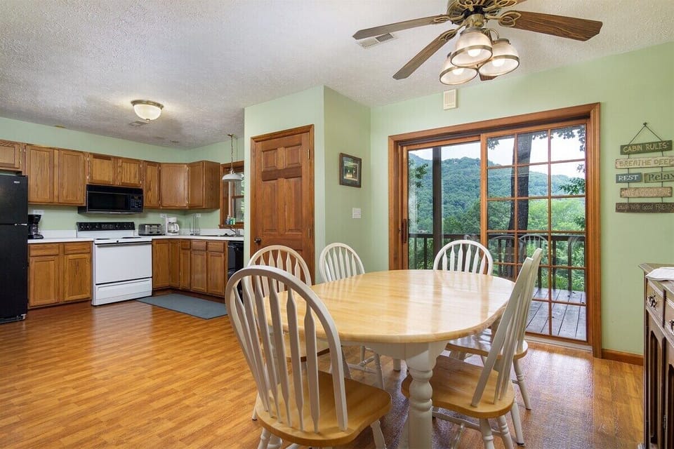 Lower Level Kitchen, dining area has access to blacony!