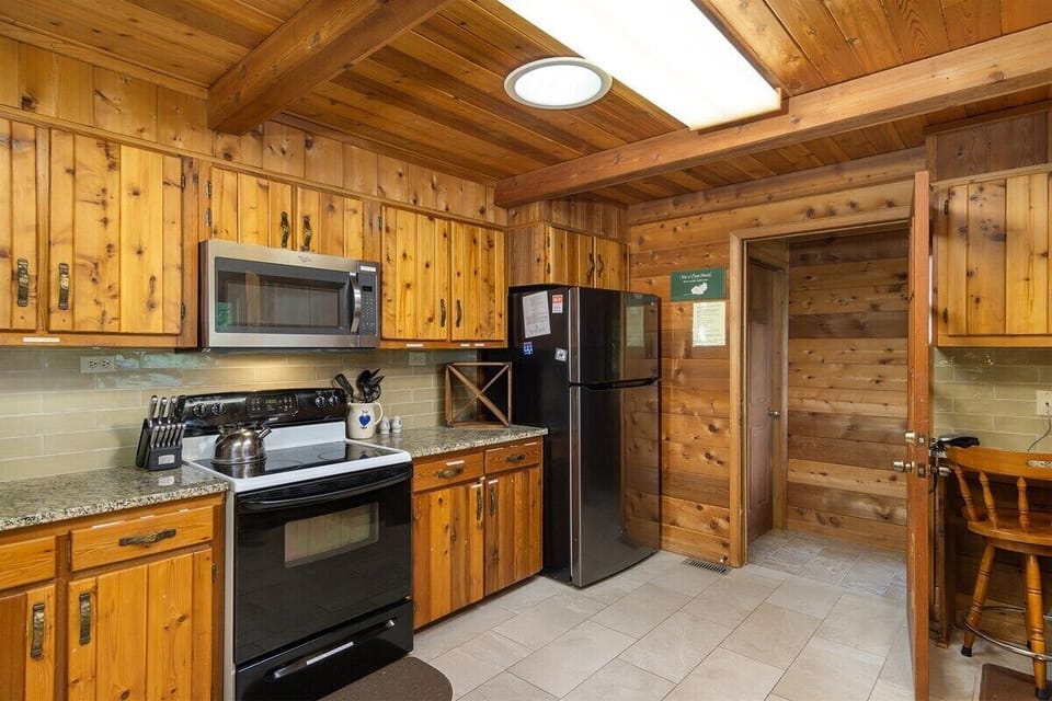 Full size kitchen with modern appliances such as a stove/oven, fridge, microwave, and dishwasher!