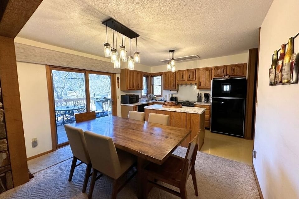 Dining & Kitchen area just off of the Living Room.