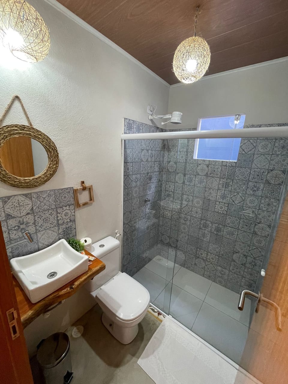 Triple Room | Bathroom | Shower, rainfall showerhead, towels, soap