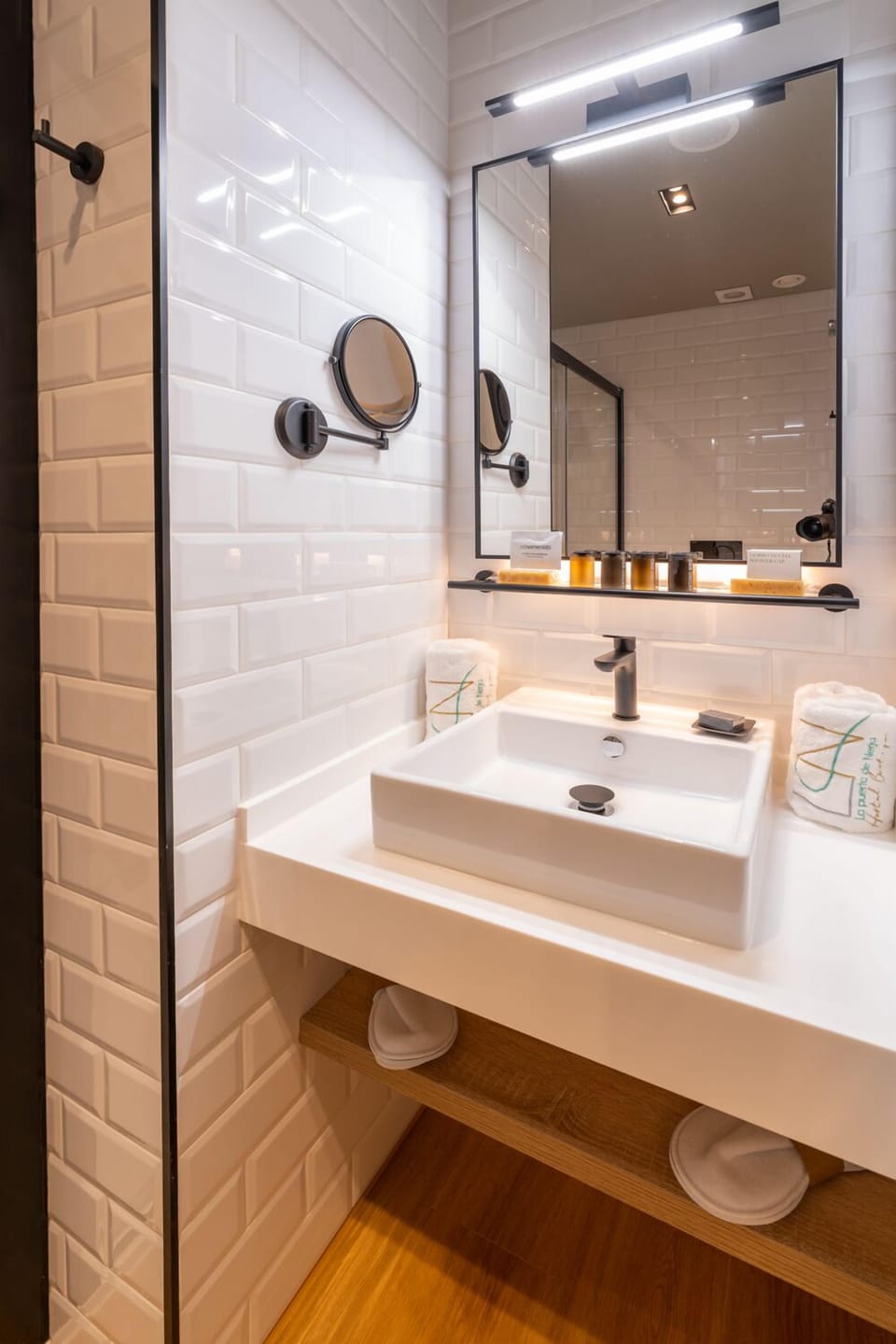Deluxe Twin Room | Bathroom | Shower, rainfall showerhead, free toiletries, hair dryer