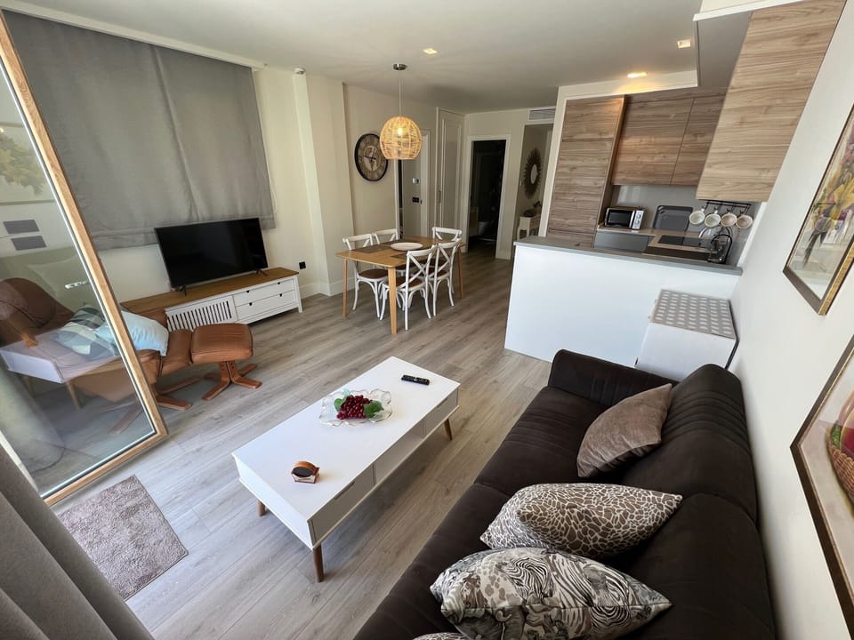 Superior Suite | Living area | 32-inch Smart TV with digital channels, TV, Netflix