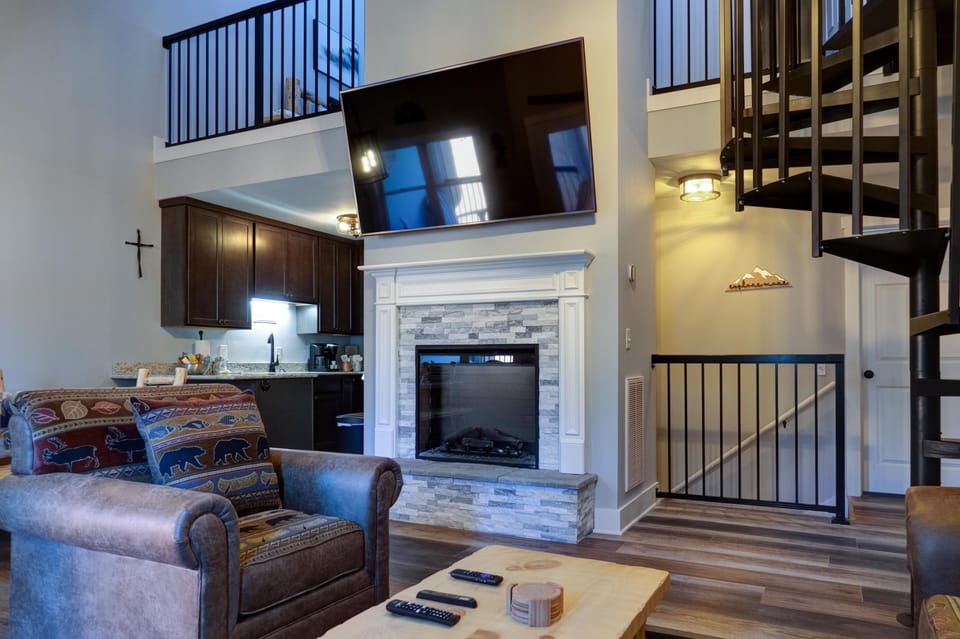 High ceilings and 75" TV!