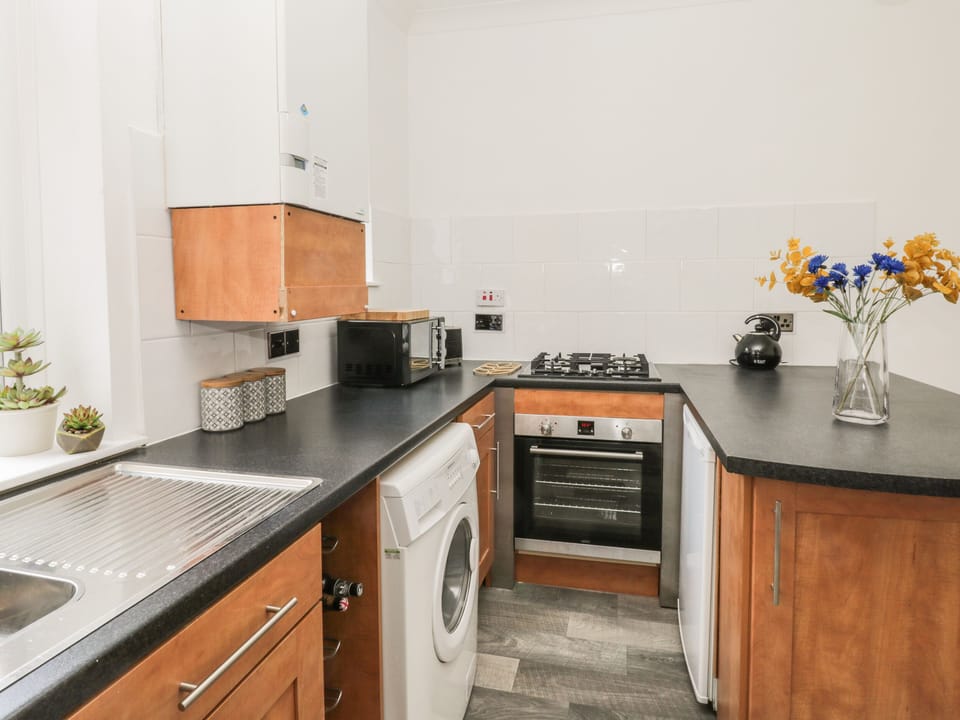 Cottage | Private kitchen | Fridge, microwave, cookware/dishes/utensils