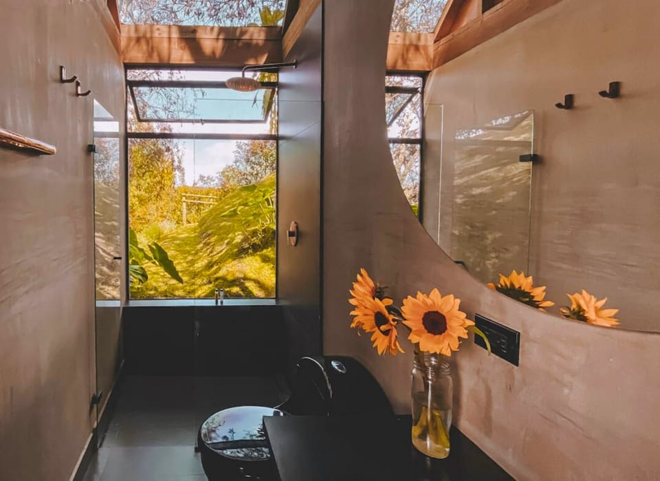 Basic Cabin | Bathroom | Bathtub, towels