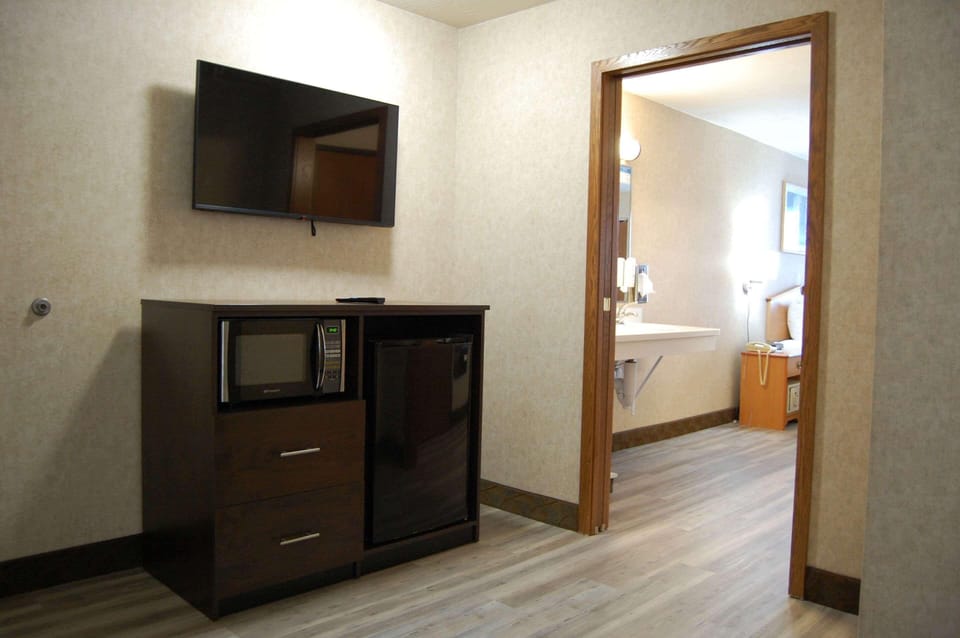 In-room safe, desk, laptop workspace, iron/ironing board