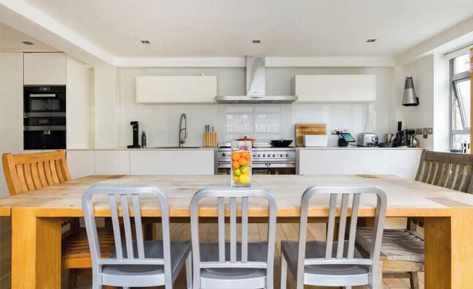 Large chef's kitchen. The table can seat up to 10. High-end Miele appliances.