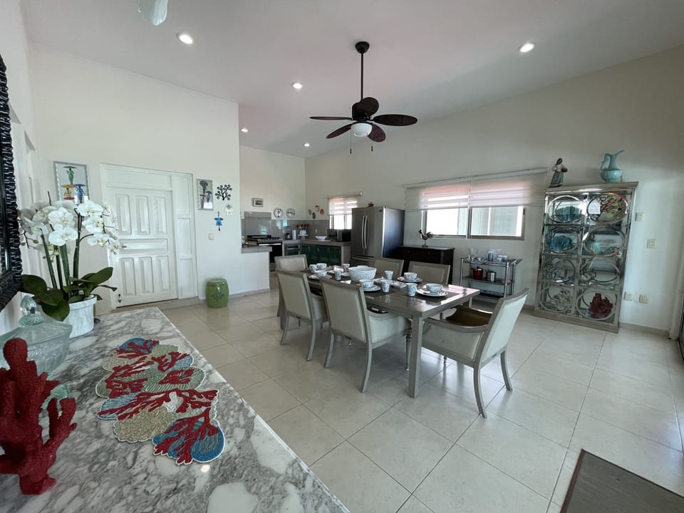 Full-size fridge, microwave, oven, dishwasher