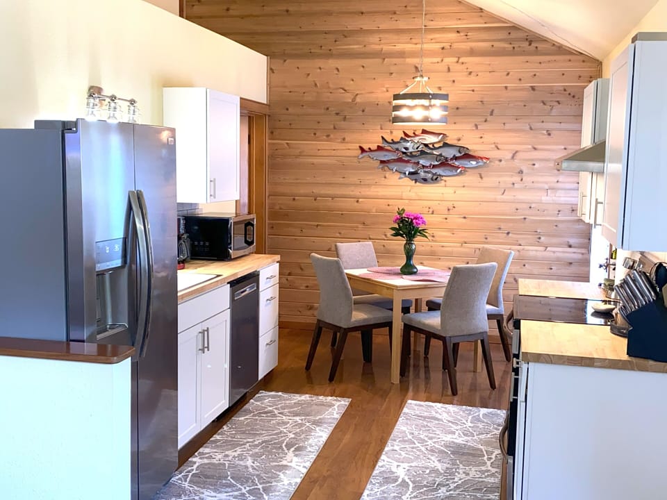 Deluxe Apartment, 1 Bedroom | Dining room