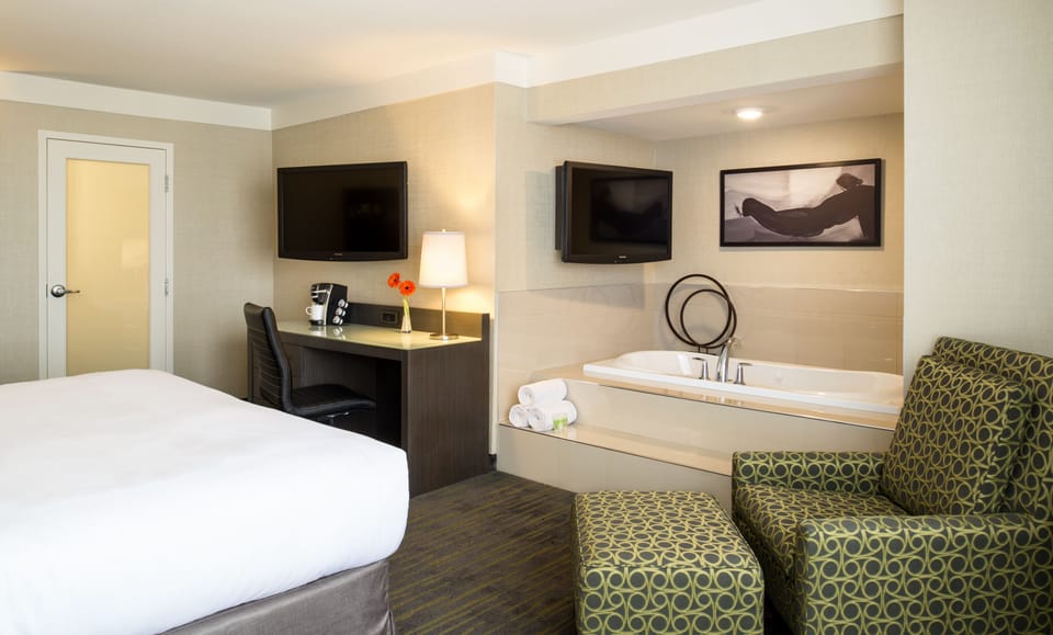 Suite, Jetted Tub | Desk, blackout drapes, soundproofing, iron/ironing board