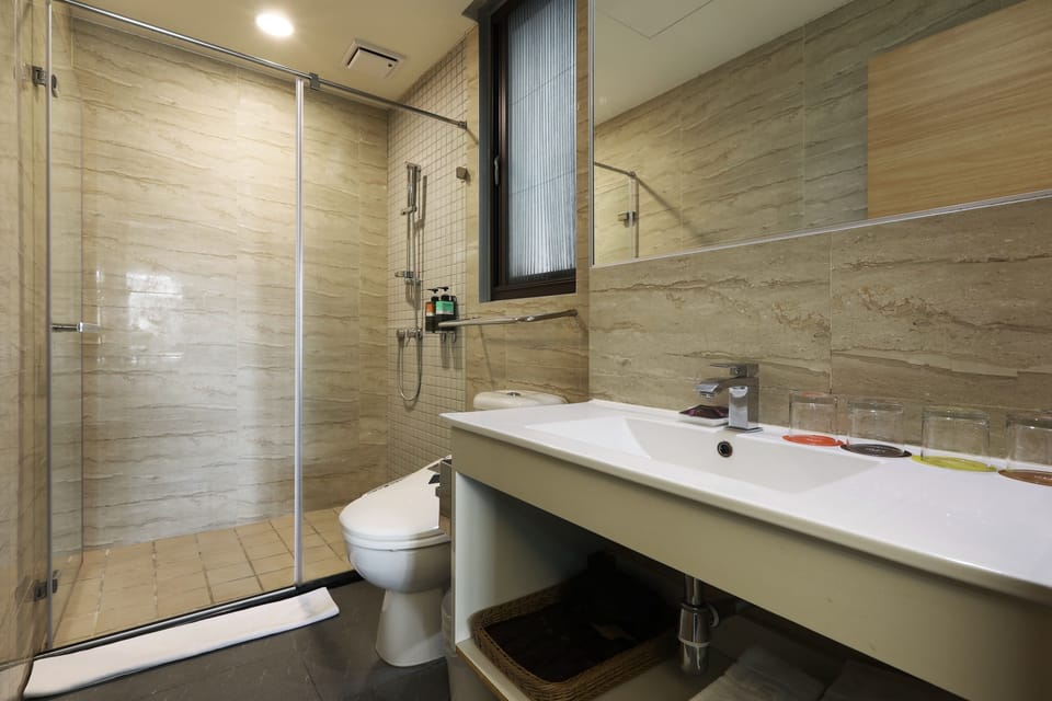 Shower, hair dryer, towels, toilet paper