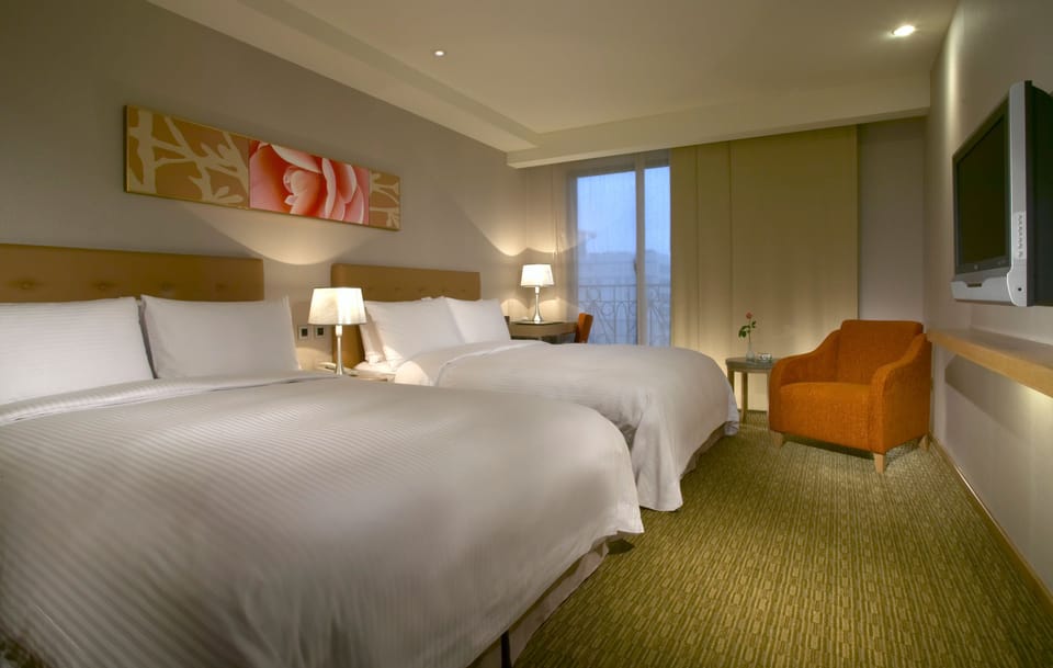 Family Room | Minibar, desk, soundproofing, free WiFi
