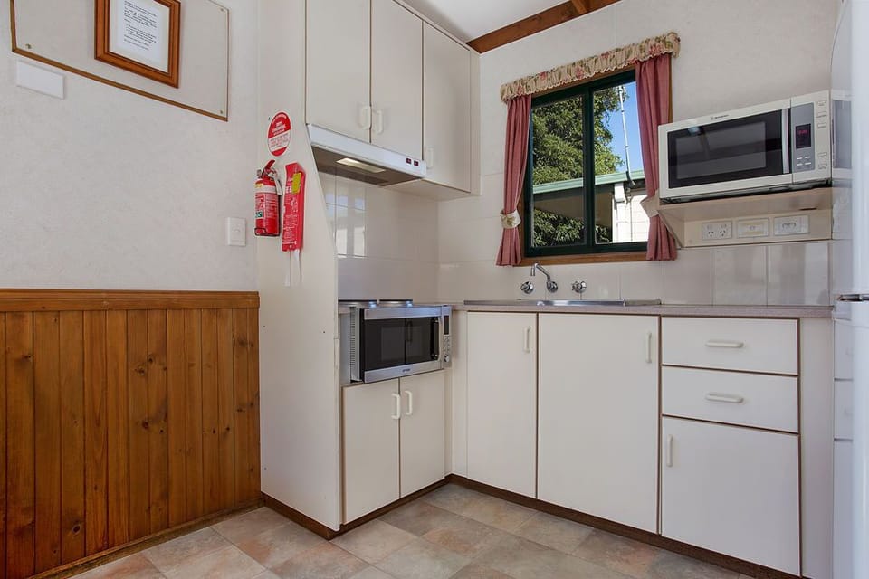 Superior Suite, 2 Bedrooms, Non Smoking, Kitchen | Private kitchen | Full-size fridge, microwave, stovetop, coffee/tea maker