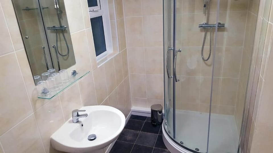 Family Room, Ensuite | Bathroom | Hair dryer, towels