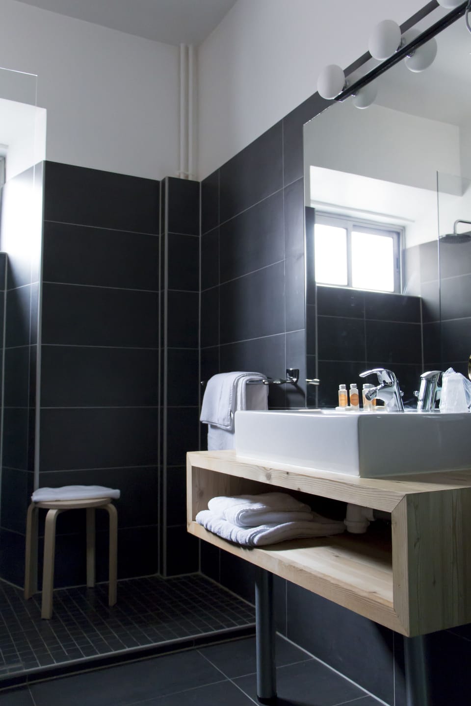 Double Room (Grand Confort) | Bathroom | Free toiletries, hair dryer, towels