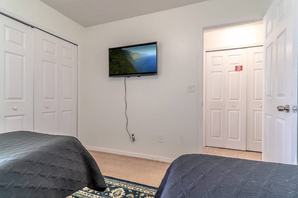 Double Twin Guest Room with Wall Mounted TV and Closet