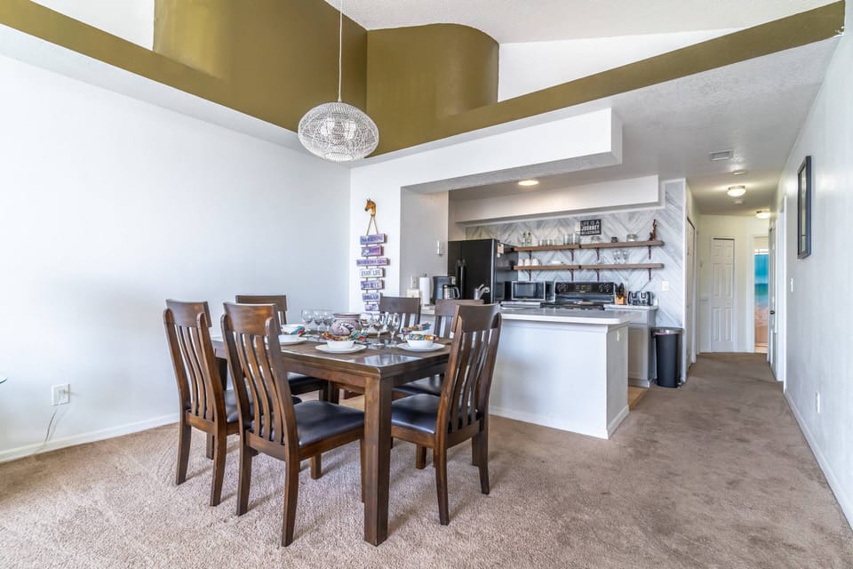 Dining area (seats 6) open to kitchen