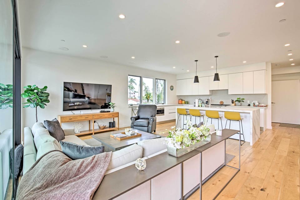 Living Area | Breakfast Bar