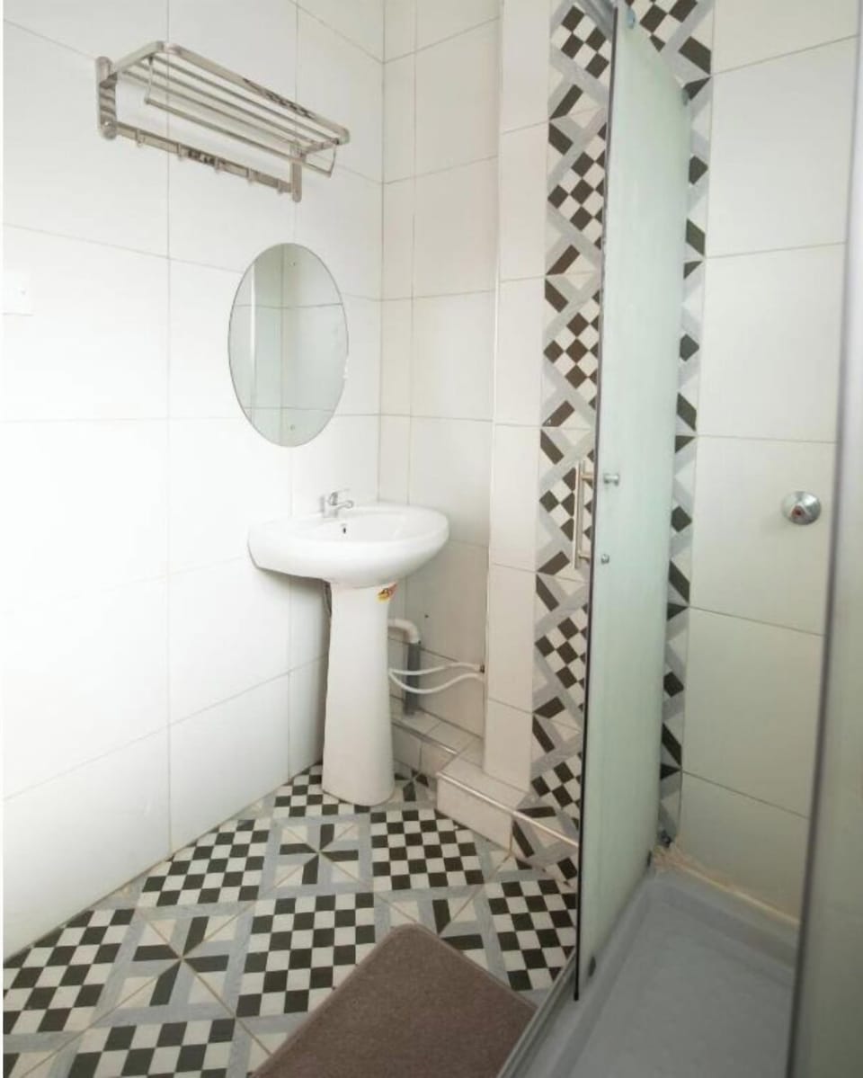 Combined shower/tub, towels