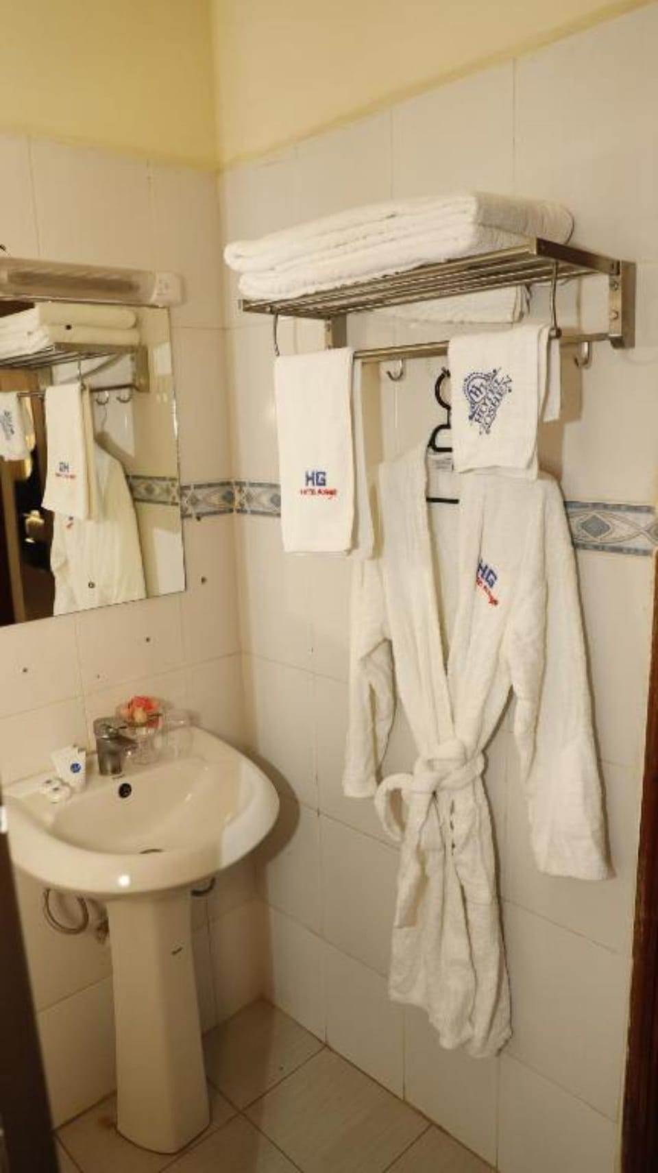 Combined shower/tub, towels