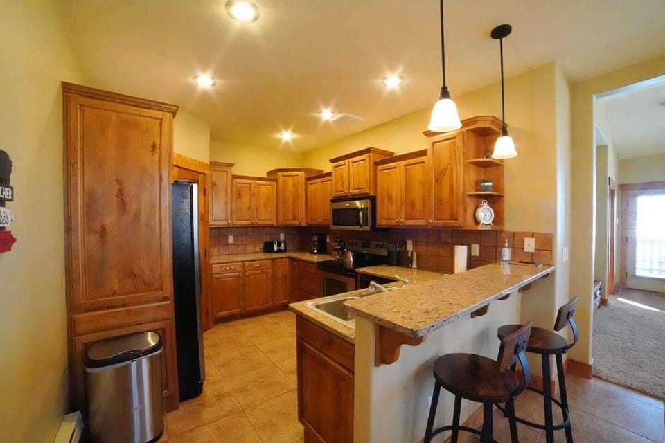 This well-appointed kitchen is perfect for meal prep.