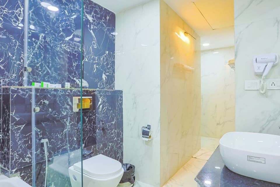 Royal Studio Suite | Bathroom | Shower, slippers, towels