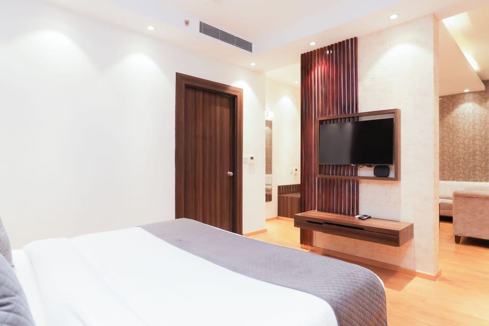 Royal Studio Suite | Iron/ironing board, free WiFi, bed sheets