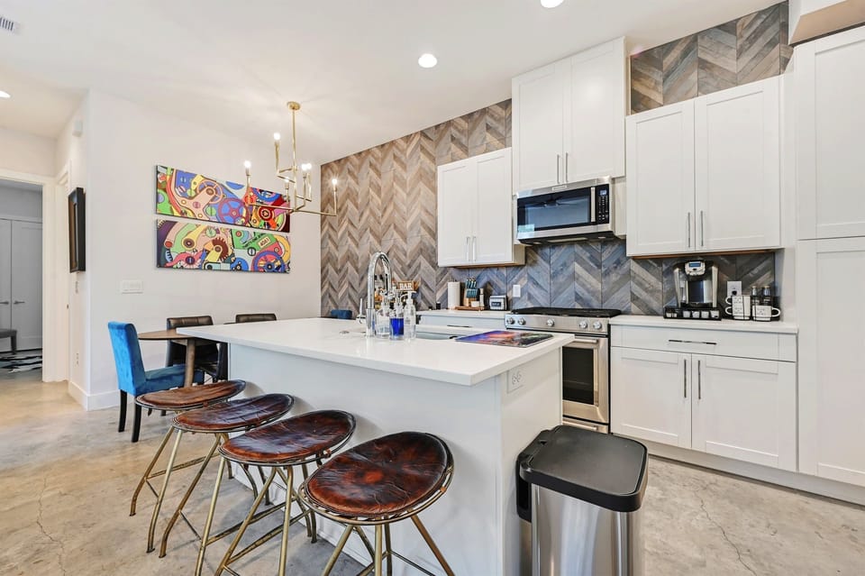 Our kitchen is fully equipped with everything you need to make a delicious meal. There is additional seating on the kitchen island, so you can eat together or have a few guests over.