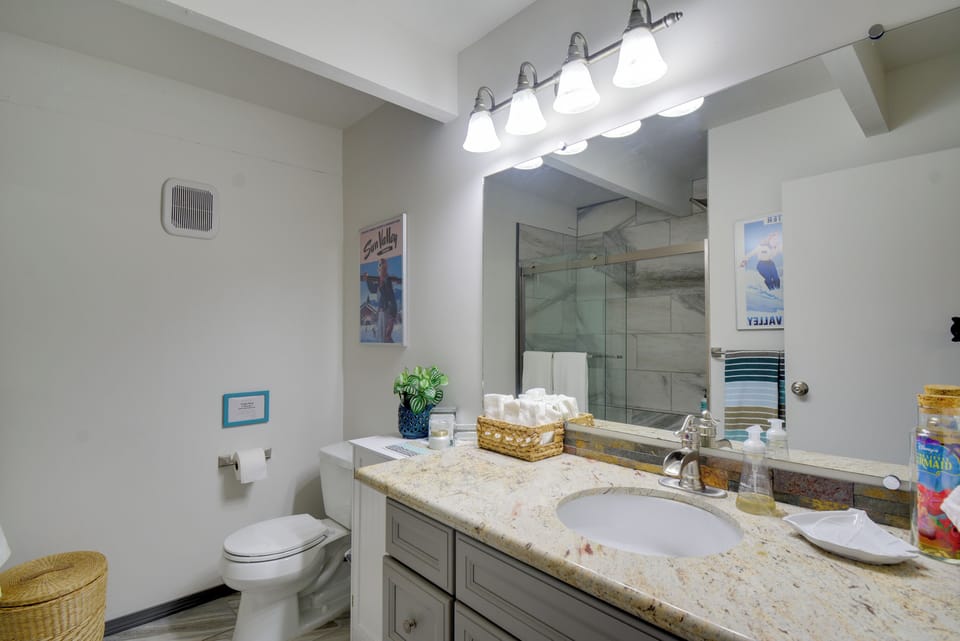 Full Bathroom | 1st Floor | Complimentary Toiletries | Towels Provided