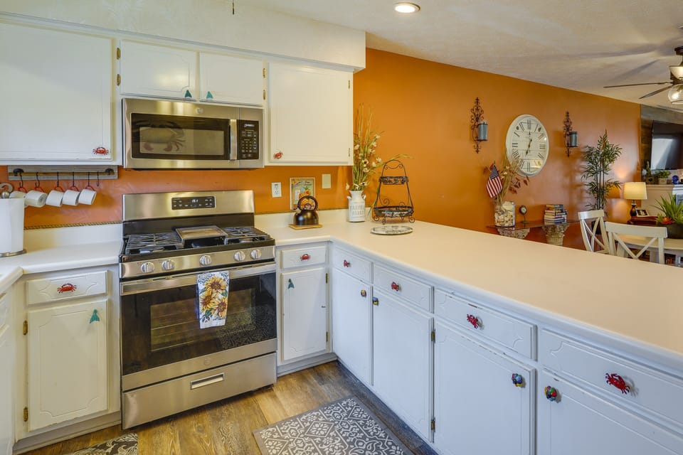 Kitchen | Equipped w/ Cooking Essentials