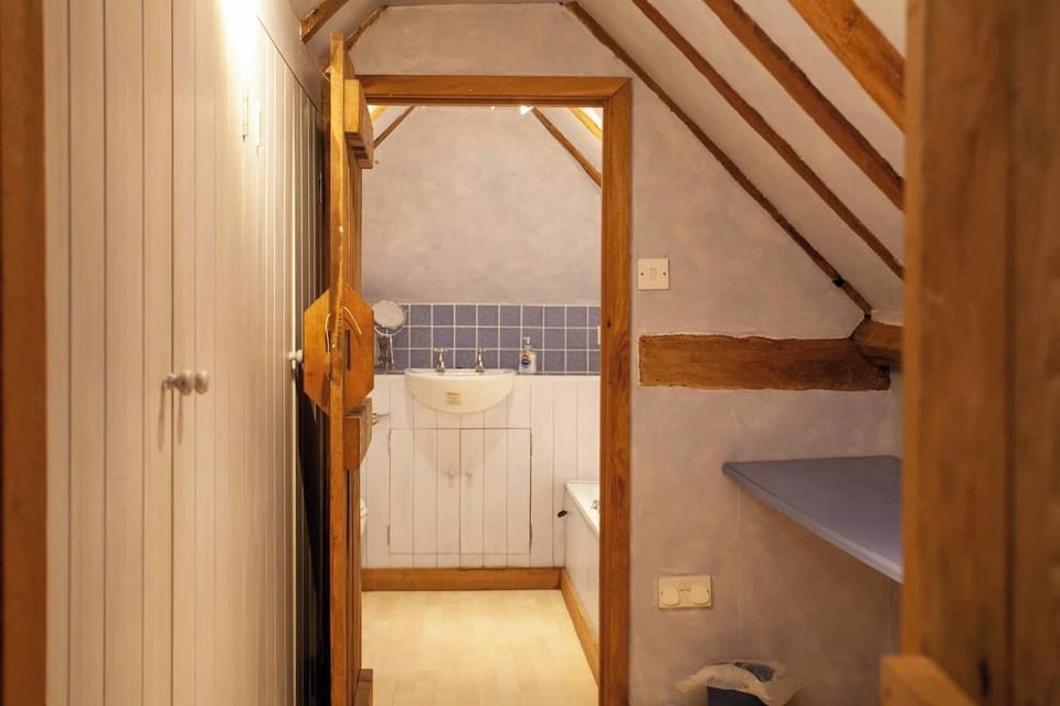 Upstairs en suite bathroom