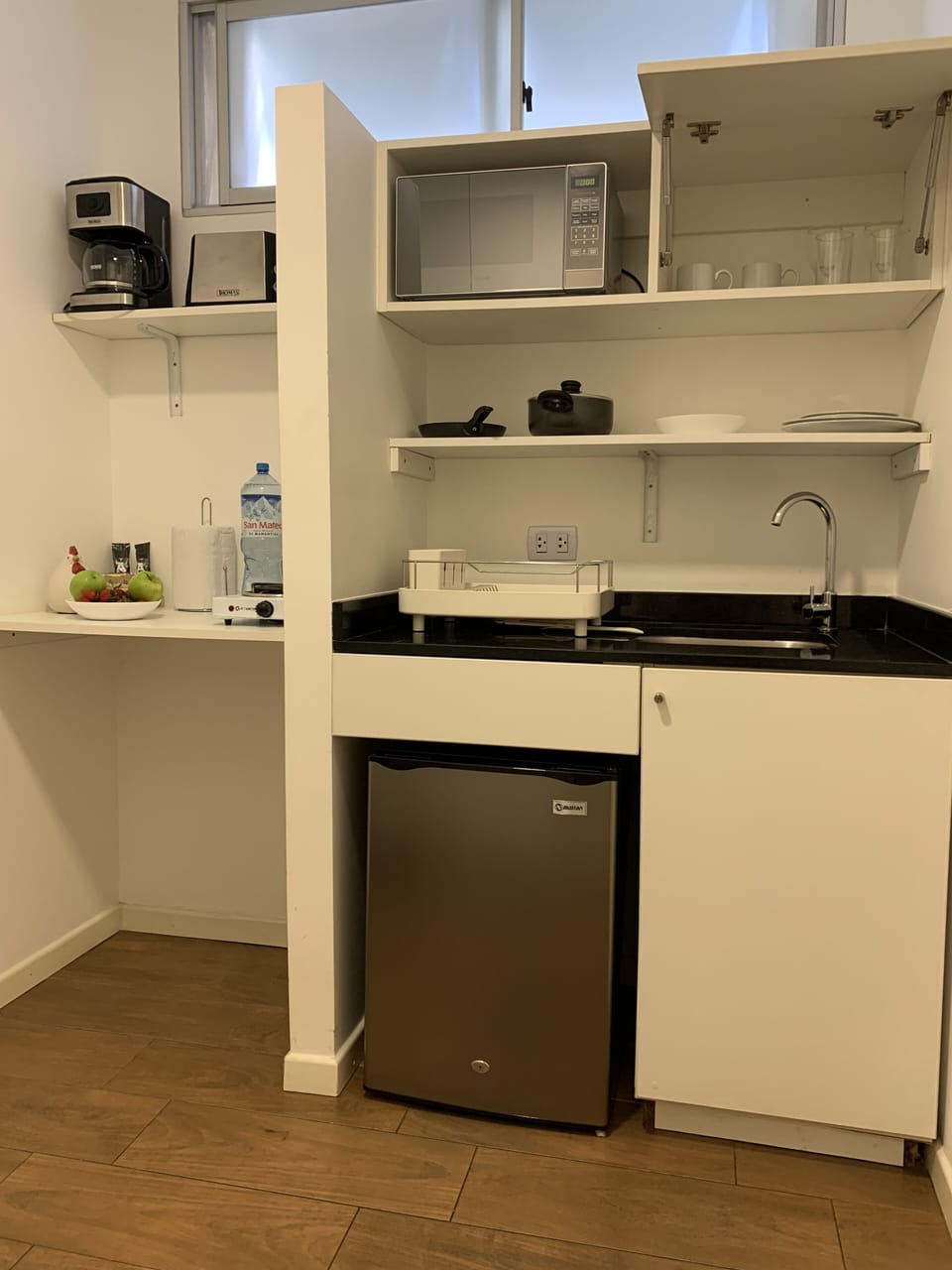 Electric kettle, toaster, cookware/dishes/utensils