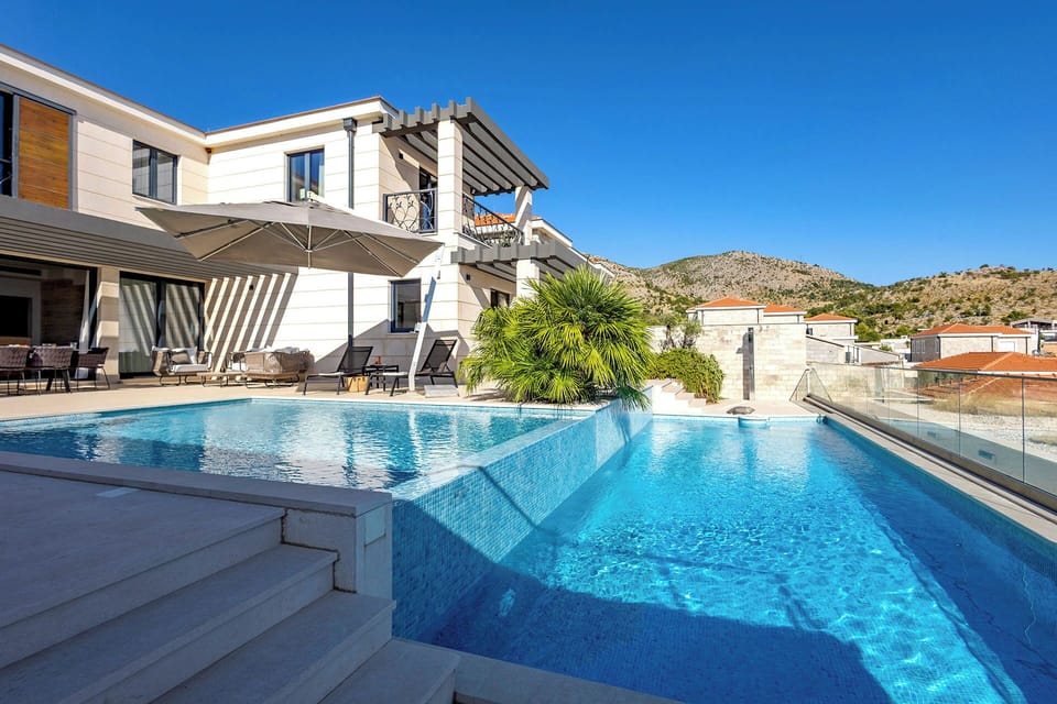 A stunning terraced pool, the upper pool is a jet pool.