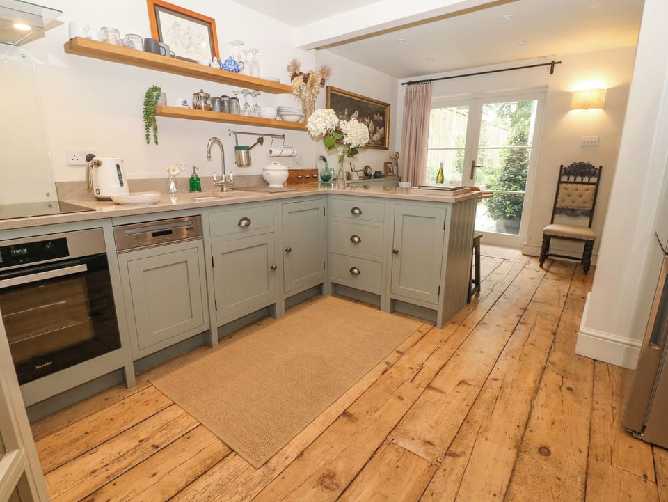 Cottage | Private kitchen | Dishwasher, cookware/dishes/utensils